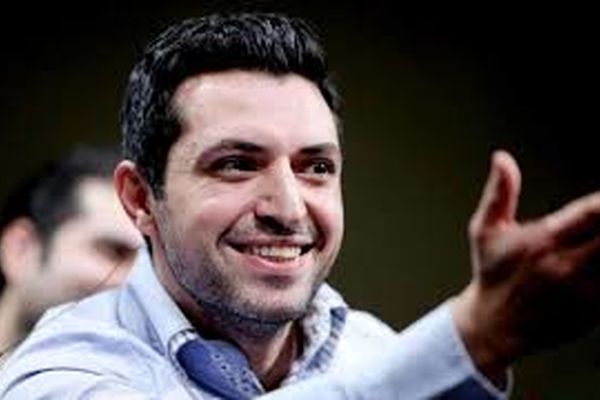 «اشکان خطیبی» و همسرش در کنار دوستانشان