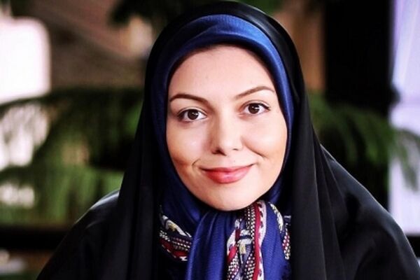 ژست عجیب خانم مجری جنجالی، همسرش را متعجب کرد + عکس