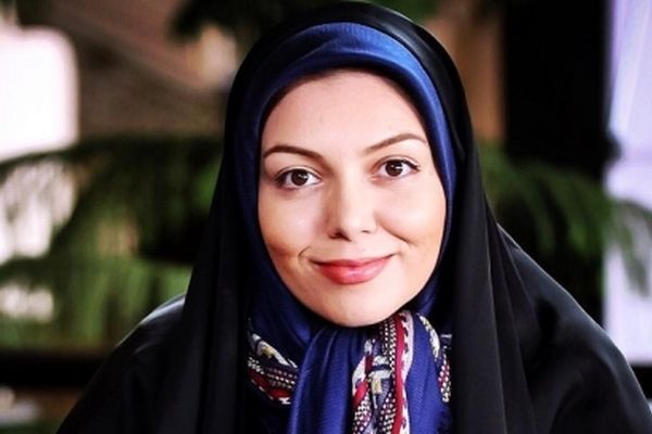 ژست عجیب خانم مجری جنجالی، همسرش را متعجب کرد + عکس