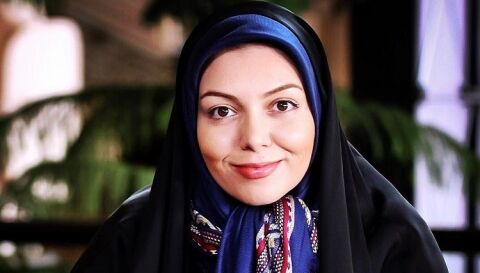 ژست عجیب خانم مجری جنجالی، همسرش را متعجب کرد + عکس