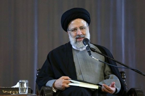 آستان قدس رضوی باید حلقه اتصال هنرمندان برجسته باشد