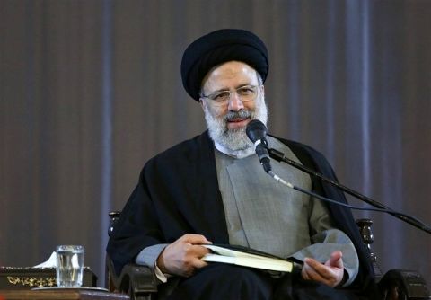 آستان قدس رضوی باید حلقه اتصال هنرمندان برجسته باشد