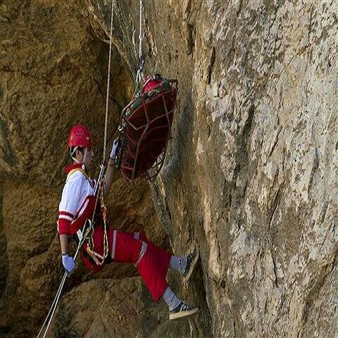 زوج گرفتار در کوهستان توسط عوامل امدادی هلال احمر نجات یافتند