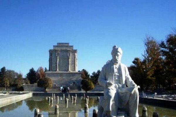 آرامگاه فردوسی غرق در محرومیت