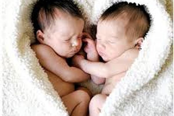 بازیگر زن سریال های طنز دو قلو به دنیا آورد‎