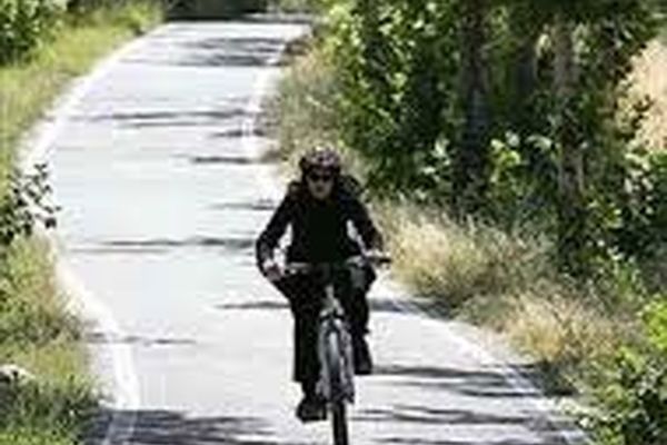 دوچرخه سواری بازیگر زن مشهور خبر ساز شد