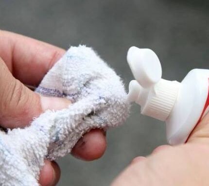 بهترین پاک کننده‌های چسب از روی لباس