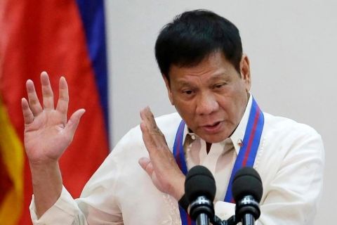 نابود شدن ۳۰ خودروی لوکس با بلدوزر در فیلیپین!