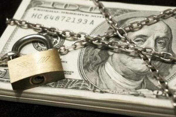 اخبار لحظه به لحظه از وضعیت "دلار"؛ صف‌های خرید جمع شد