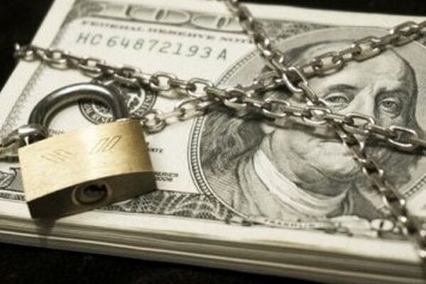 اخبار لحظه به لحظه از وضعیت "دلار"؛ صف‌های خرید جمع شد