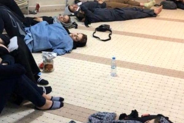 تصویری شرم آور از تحقیر و توهین به دختران ایرانی ورزشکار در فرودگاه