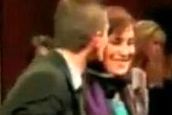 بوسه مجری مرد بر صورت بازیگر زن ایرانی+تصویر