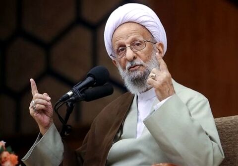 باید در مقابل دشمن از عزت خود به درستی دفاع کنیم