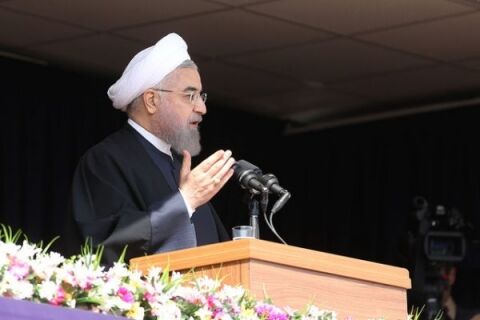 روحانی از کارگران و واحدهای کار نمونه کشوری تقدیر کرد