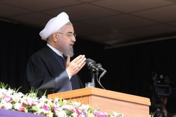 روحانی از کارگران و واحدهای کار نمونه کشوری تقدیر کرد