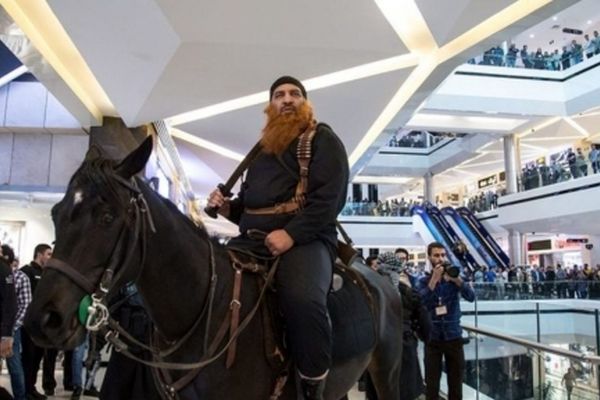 حضور  جنجالی داعشی‌ها با شمشیر و اسب در سینما