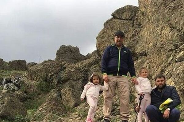 کوهنوردی قالیباف با پسر و نوه‌هایش