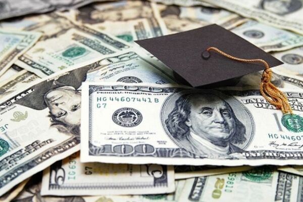 صف طویل دانشجویان برای دریافت ارز