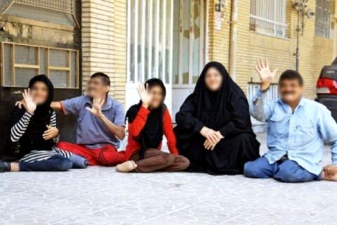 مادر اهوازی در کنار ۵فرزند معلولش در مشهد