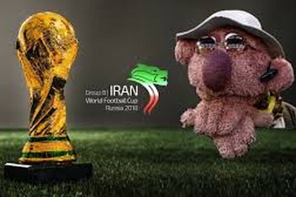 جناب خان به رامبد فوتبال یاد می‌دهد