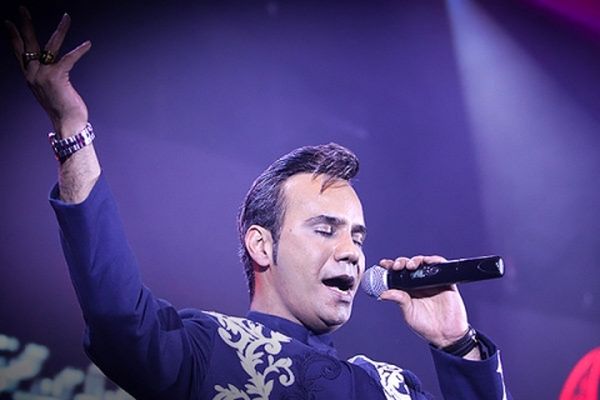 خواننده سرشناس پس از بازی ایران و پرتغال دچار حمله قلبی شد