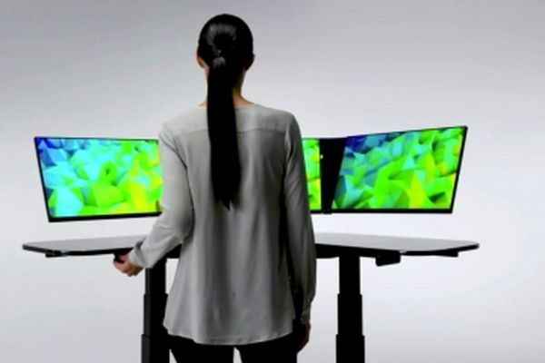 زندگی اداری راحت با میز تمام هوشمند ۴ هزار دلاری