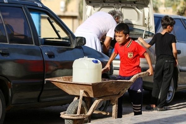بحران «آب» در آبادان و خرمشهر ادامه دارد/ زندگی عادی مردم فلج شده است
