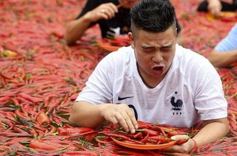 خوابیدن در استخر فلفل  قرمز برای جلوگیری از خیانت مردان!+عکس