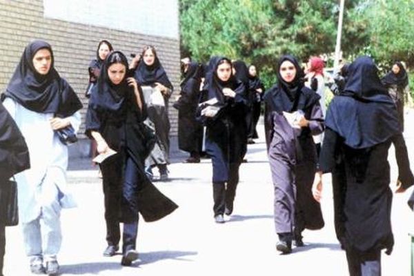 برخی قوانین مربوط به پوشش دختران دانشجو مربوط به دهه ۶۰ است