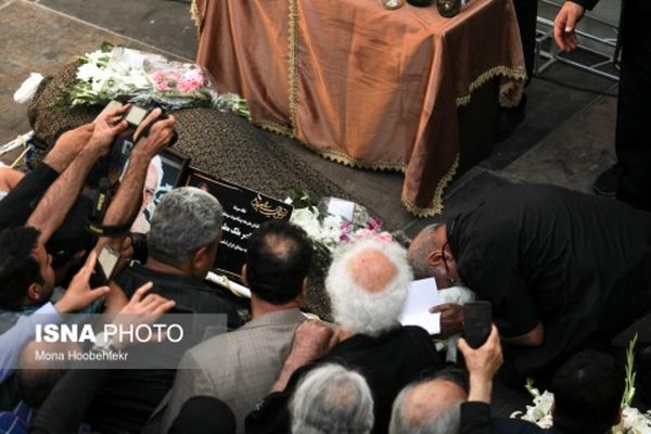 صحبت‌های تند پرویز پرستویی در مراسم تشییع ناصر ملک مطیعی