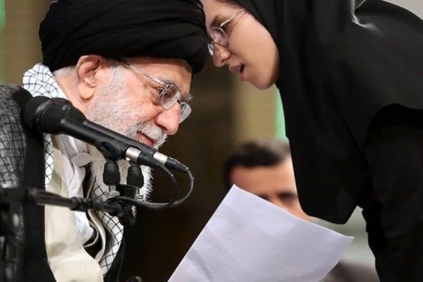 هدیه رهبر انقلاب به دختری که در حضور ایشان از حصر انتقاد کرد