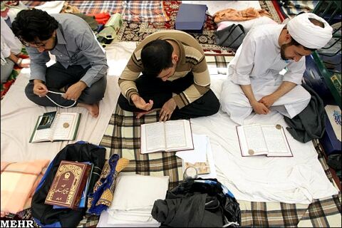 1300 دانشجو در حرم رضوی معتکف می‌شوند