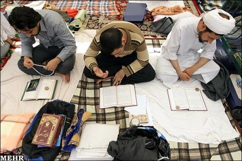 1300 دانشجو در حرم رضوی معتکف می‌شوند