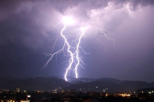 اگر موقع صاعقه در بیرون از خانه باشیم، چه کنیم؟