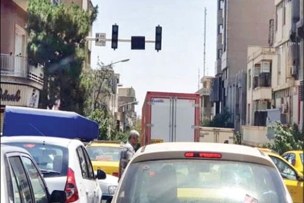 پاسخ های ضد و نقیض مسئولان درخصوص وضعیت قطع برق چراغ های راهنمایی