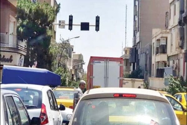 پاسخ های ضد و نقیض مسئولان درخصوص وضعیت قطع برق چراغ های راهنمایی