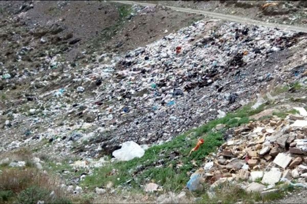 تخلیه زباله در  طرقبه شاندیز تخلف است