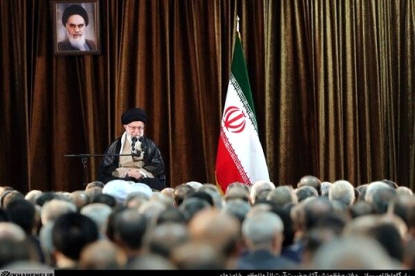 تصور حل مشکلات از راه مذاکره یا رابطه با آمریکا خطایی واضح است