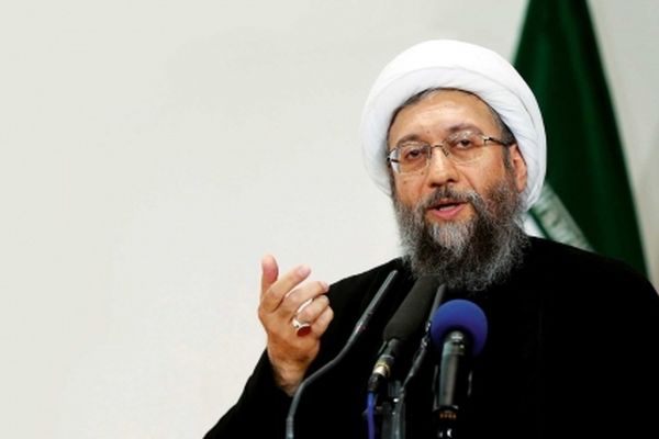 آملی لاریجانی: خانمی که روسری برداشته بود به ۲ سال حبس محکوم شد نه ۲۰ سال