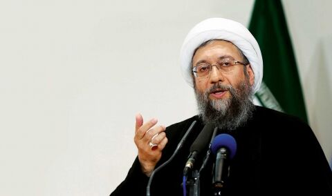 آملی لاریجانی: خانمی که روسری برداشته بود به ۲ سال حبس محکوم شد نه ۲۰ سال