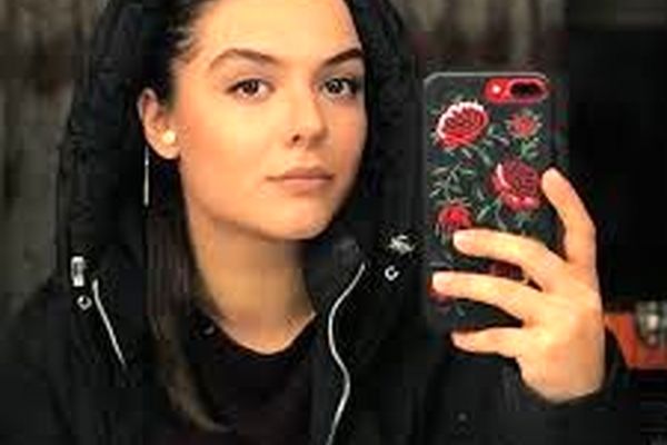 «دنیا مدنی» در کنار خواهرش