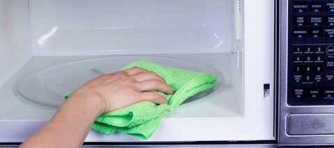 نحوه تمیز کردن مایکروفر با ۴ روش مختلف