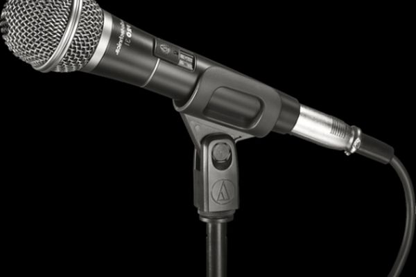 مجری پر حاشیه با عکسی متفاوت + عکس