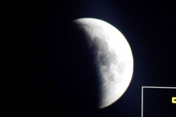 تصاویری از طولانی‌ترین ماه گرفتگی قرن ۲۱ در مشهد