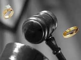 درخواست بی رحمانه یک مرد برای طلاق دادن زن زیبایش
