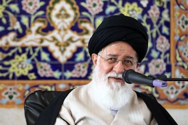 دشمن غربی به دنبال از قداست انداختن مشهد مقدس است