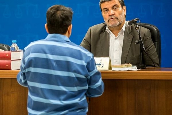 کلافگی متهم فساد اقتصادی در جلسه دادگاه