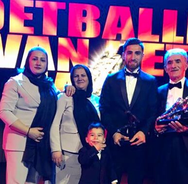 علیرضا جهانبخش و خانواده‌اش در مراسم برترین‌ بازیکنان لیگ هلند