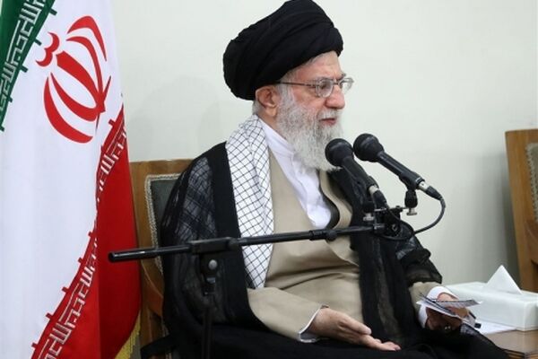 امام خامنه‌ای:دعوا و ایجاد تشکیلات موازی با دولت اصلاح کار نیست