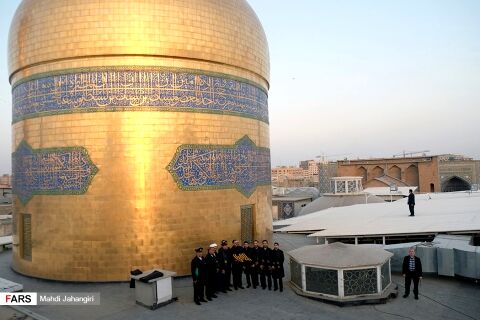 تعویض پرچم گنبد حرم مطهر رضوی